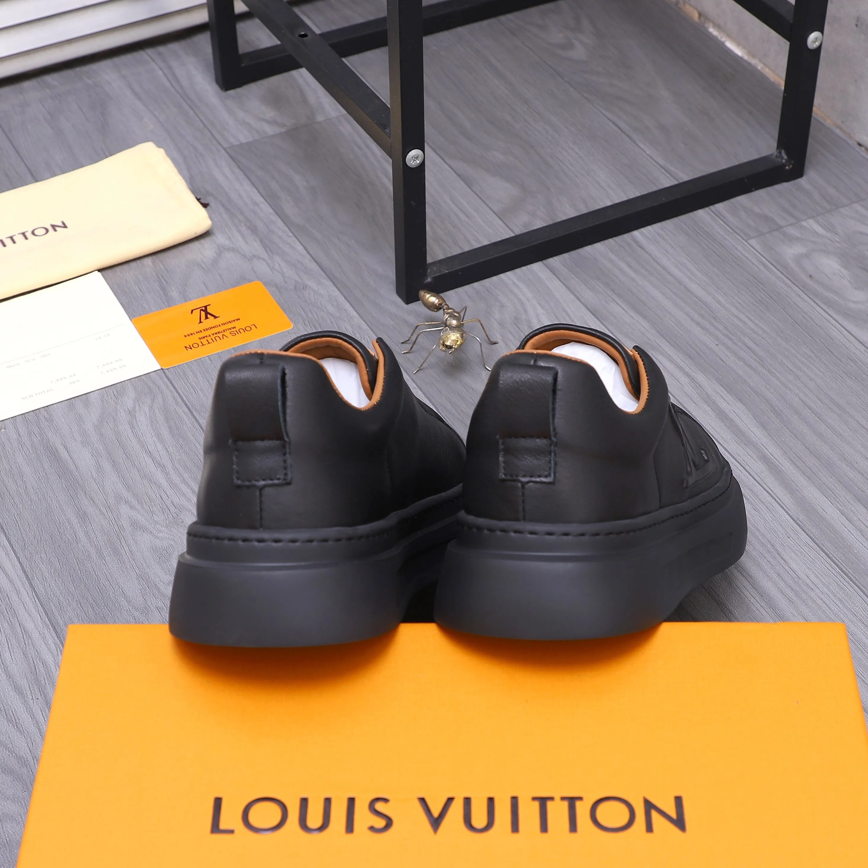 Men's shoes 💰p480 Product trademark: LV "Louis Vuitton" business casual men's shoes Regular size: 38-44 Product materials: Selected high-quality cowhide upper, cowhide lining, rubber outsole